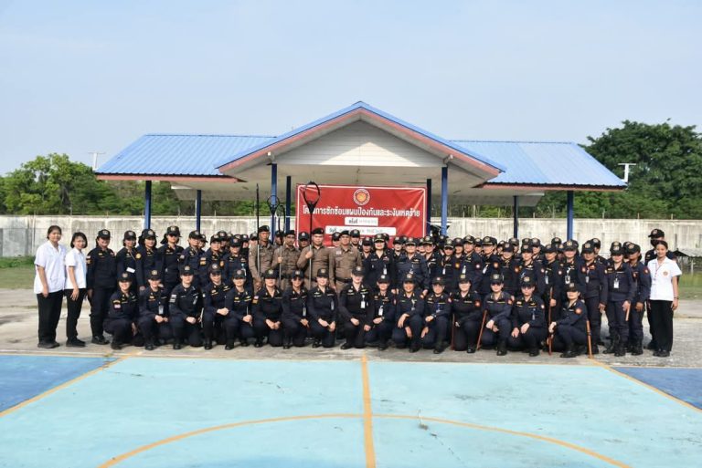 ข้าราชการตำรวจ สภ.คลองไผ่ ร่วมถ่ายทอดสาธิตยุทธวิธีการใช้ไม้ง่าม ระงับเหตุบุคคลวิกลจริต