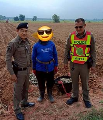 ร.ต.ท.เกียรติภูมิ มาบรรจง ร้อยเวร รถยนต์ ออกตรวจเยี่ยม/ประชาสัมพันธ์กลุ่มเสี่ยงฯ(เมาแล้วขับ2ปีย้อนหลัง)เพื่อป้องกันอุบัติเหตุในช่วงเทศกาลสงกรานต์2568 ในพื้นที่รับผิดชอบใน ตำบลคลองไผ่